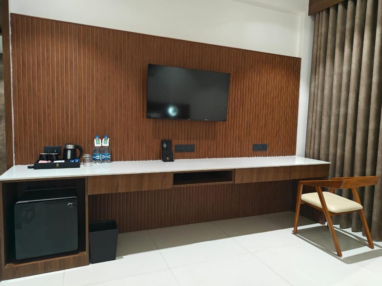 Kings Kraft Tremezzo Inn, Somnāth Εξωτερικό φωτογραφία