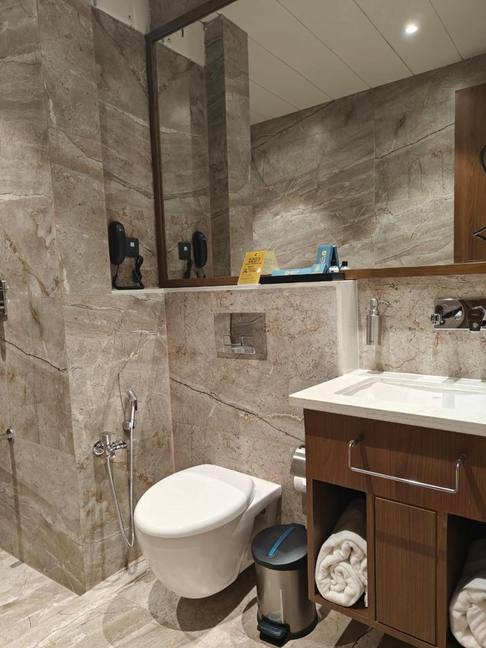 Kings Kraft Tremezzo Inn, Somnāth Εξωτερικό φωτογραφία