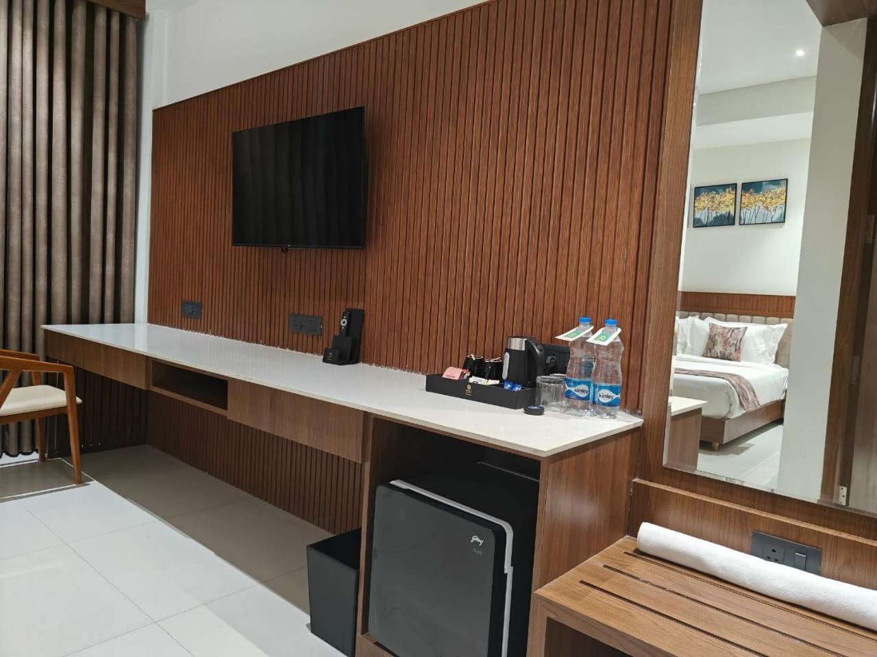 Kings Kraft Tremezzo Inn, Somnāth Εξωτερικό φωτογραφία
