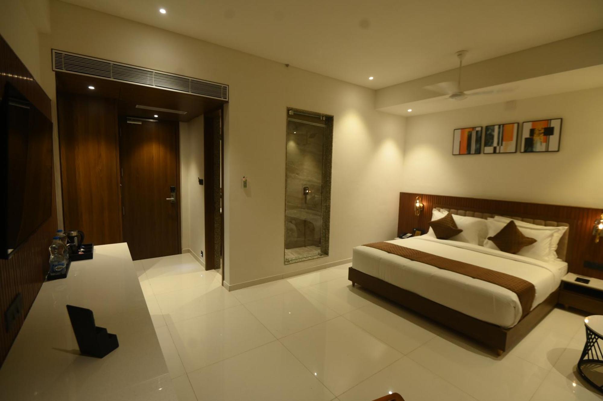 Kings Kraft Tremezzo Inn, Somnāth Εξωτερικό φωτογραφία